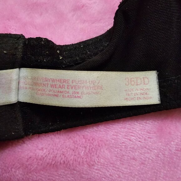 2 pairs of 36DD bras (1 VS & 1 PINK) - Picture 7 of 9